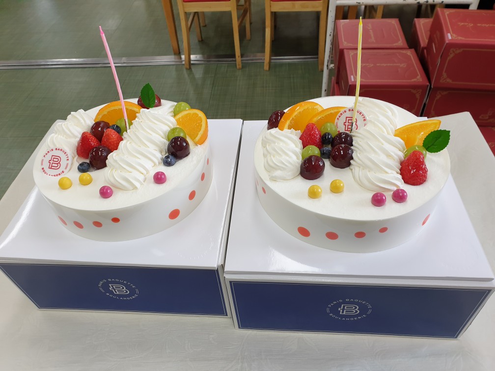 파리바게트 산성역점에서 케이크 2개를 후원해주셨습니다!